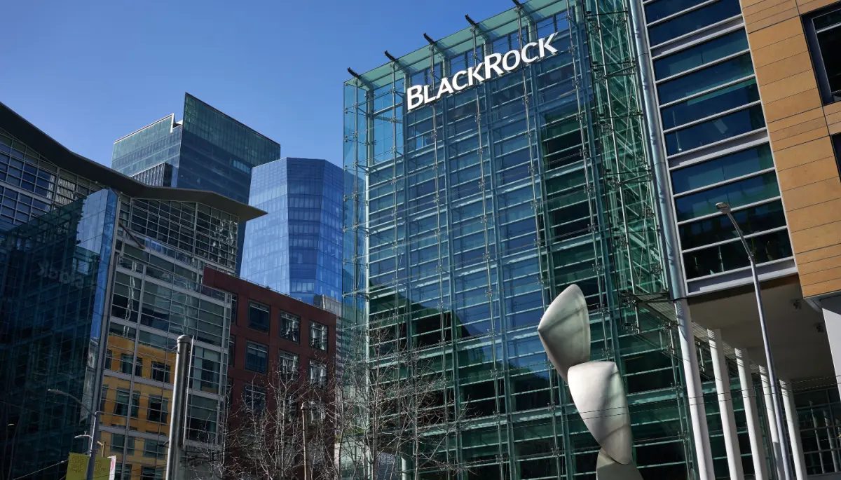 Carrera por el ETF de Bitcoin: nuevo candidato, BlackRock avanza