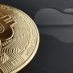 Los ETFs de Bitcoin siguen desangrándose, EEUU demanda a Apple y más