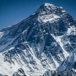 Bandera de Bitcoin en la montaña más alta del mundo, el Everest