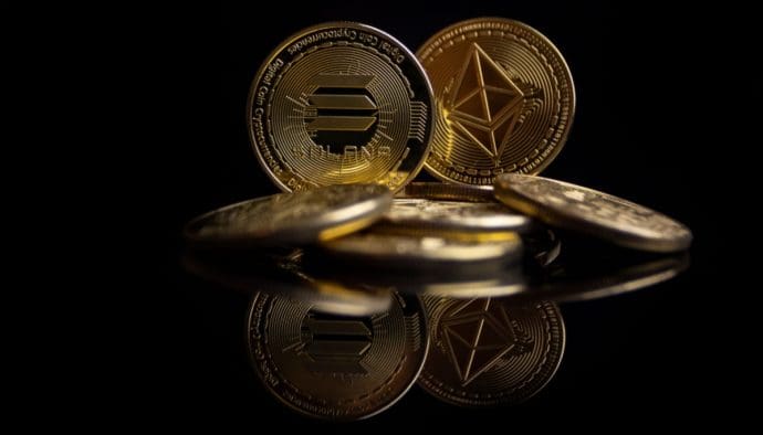 Bitcoin cae, pero los inversores invierten en masa en estas altcoins