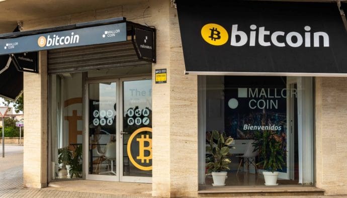 Cajeros de cryptos bajo presión: Cientos de ATM de Bitcoin desaparecen