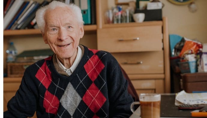 Un hombre de 98 años se hace millonario tras una inversión de 70 años