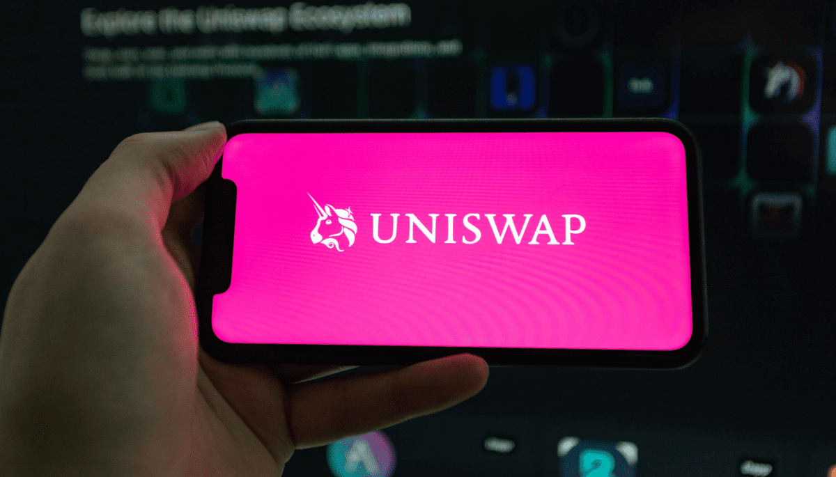 Uniswap acusada de delitos de falsificación, su CEO reacciona furioso