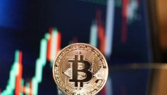 Bitcoin (BTC) es conocido desde hace años como la criptomoneda más grande del mundo. La criptomoneda sólo tiene 15 años, pero en tan poco tiempo ya ha puesto el mundo patas arriba. Mientras que los negocios y activos tradicionales tardan décadas o incluso siglos en demostrar su valía, el BTC está llegando a la cima a una velocidad vertiginosa. A pesar de que muchos aún dudan de la moneda digital, su impresionante tasa de adopción y capitalización bursátil demuestran que el bitcoin no es una exageración pasajera. Es el joven rebelde que ha conseguido situarse entre gigantes establecidos como el oro y gigantes tecnológicos como Apple y NVIDIA. Pero, ¿qué ocurre cuando este adolescente alcanza la mayoría de edad? En esta columna analizamos lo que el bitcoin ha conseguido en una década y media y cómo se presenta el futuro. Bitcoin es un joven talento que irrumpe pronto en el primer nivel Para trazar de nuevo el crecimiento del bitcoin, nos fijamos en la capitalización bursátil. Esta cifra representa el valor total de una empresa, materia prima o activo. Se calcula por acciones/monedas en circulación de una empresa/mercancía/activo y suele utilizarse para determinar su tamaño. Es una medida sencilla pero importante para determinar el tamaño y el valor relativos de un activo. Actualmente, los tres primeros puestos los completan el oro de las materias primas, el gigante tecnológico Apple y el fabricante de chips NVIDIA. Esta última empresa no ha tardado en arrebatar la medalla de bronce a Microsoft. Bitcoin se encuentra justo fuera del top 10, justo detrás de Meta, la empresa matriz de Facebook. Un lugar muy alto en Infinite Market Cap, que clasifica las capitalizaciones de mercado. Creo que muchos inversores pasivos en bitcoin desconocen su riqueza. Con ello, deja atrás a Berkshire Hathaway, Tesla y los fondos S&P estadounidenses. La mayor altcoin del mercado, Ethereum (ETH), ocupa el puesto 39. En el momento de escribir estas líneas, la criptomoneda se encuentra entre Netflix (38) y Coca Cola (40). No nombro estos datos a la ligera. Demuestra que el bitcoin tiene un valor enorme, mayor que Visa y Mastercard juntas. El activo digital se sitúa entre las mayores empresas que cotizan en bolsa, muchas de las cuales existen desde hace décadas. Algo que hace al bitcoin único en esta lista. Al fin y al cabo, el bitcoin sólo lleva entre nosotros desde 2009, exhibiendo el crecimiento de un negocio o mercancía antigua. La criptomoneda naranja acaba de celebrar este año su 15º aniversario. Y eso ofrece esperanza para el futuro. El Bitcoin tiene aún más potencial: el camino hacia la cima Atacar el top 10 requerirá obviamente una adopción global. Pero puede decirse con cierta certeza que el bitcoin puede encontrarse con los grandes en el futuro. Esto se debe al fenómeno anteriormente comentado llamado capitalización de mercado. La capitalización de mercado se calcula multiplicando el precio actual del bitcoin por el número de BTC en circulación. En el caso del bitcoin, son unos $69.000 x 19,77 millones de BTC = $1,36 trillones de dólares. Lo que es una excepción con bitcoin en comparación con todas las empresas mencionadas es lo siguiente. Con empresas como Google, Amazon y Saudi Aramco, la capitalización bursátil se calcula calculando todas las acciones al precio por acción. Con bitcoin, esto funciona con el número de BTC en circulación. Las acciones de flotación libre (acciones internas), que las empresas incluyen en el cálculo, bitcoin no las tiene. Bitcoin tiene monedas que aún no han sido acuñadas. Al fin y al cabo, no todo el BTC está aún en circulación ni mucho menos. Actualmente hay 19,77 millones. Esa cifra aumentará a 21 millones en el año 2140. Eso significa que pueden añadirse otros 1,23 millones de BTC a la capitalización del mercado. Para trazar mejor el impacto: eso es alrededor del 6% del total que se añadirá. Incluso si eso ocurriera hoy, de repente hace que el valor total de las criptomonedas más grandes sea de billones más. Y eso sin tener en cuenta que en 2140 el precio del bitcoin podría superar los $65.000 actuales. El asombroso rendimiento del BTC garantizará la adopción masiva Mi punto es: si bitcoin ya puede atacar el top ten en su estado actual (donde mucha gente aún cuestiona el activo), ¿qué hará cuando envejezca como los otros activos? La adopción de BTC es enormemente importante en esto. Principalmente entre los inversores minoristas y conservadores, al bitcoin aún le quedan grandes avances por hacer. Por eso, muchos de los más veteranos optan por fondos cotizados (ETF) de bajo coste. Los ETF de Bitcoin están experimentando un ritmo de adopción sin precedentes. Los productos cotizados en bolsa de BTC están entre nosotros desde enero. Apenas han tardado dos meses en alcanzar los $10.000 millones de dólares en activos totales gestionados. Esa cifra en sí misma no dice mucho, pero compárela con el mayor mercado de ETF del mundo, el del oro. El oro alcanzó esta cifra sólo después de dos años. Y ese ritmo de adopción continuó: después de cinco años, el oro sólo alcanzó el nivel del bitcoin tras sólo 10 meses. La materia prima más conocida tuvo un ritmo de adopción más de cinco veces más lento. O a la inversa, el bitcoin crece cinco veces más rápido. Y que sea el oro el activo que esté por encima. El oro tiene un valor total cinco veces superior al número dos de Apple. Bitcoin tiene ambiciones que están revolucionando el mundo digital Con 15 años, Bitcoin es todavía increíblemente joven. Alcanzar estos logros a esa edad es algo que las empresas que cotizan en bolsa envidiarían. Lo que la moneda digital ha conseguido en una década y media es extraño. Si las tasas de adopción continúan en la línea de los últimos 15 años, el bitcoin podría situarse fácilmente entre los activos más valiosos del mundo. Así pues, el bitcoin ya ha demostrado un potencial sin precedentes. Irónicamente, la mayor criptomoneda tiene oro en sus manos. Bitcoin puede describirse así: como el niño que se independizó pronto y por necesidad alcanzó la mayoría de edad a una edad temprana. O dicho de otro modo, bitcoin es el adolescente joven y descarado entre todos los adultos maduros.