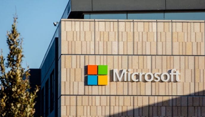 Microsoft negocia una inversión con el 