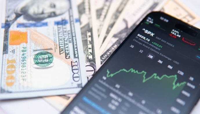 Caída del dólar podría impulsar al crypto mercado, afirma un analista